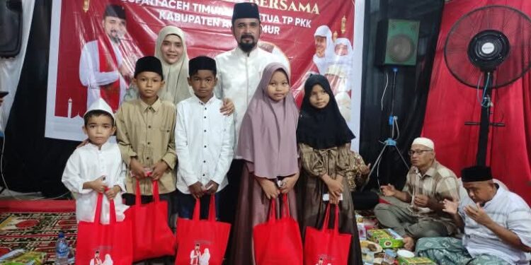 Bupati Aceh Timur Iskandar Al- Farlaky Dan Istri Santuni 250 Anak Yatim
