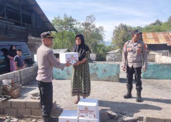 Peduli Sesama Di Bulan Ramadhan, Polsek Permata Bantu Warga Korban Kebakaran