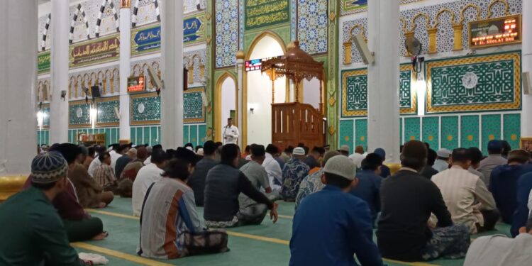 Shalat Taraweh Di Masjid Ruhama, Kapolres Aceh Tengah Sampaikan Himbauan Kamtibmas