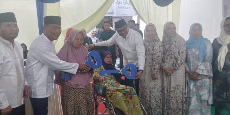 Bupati Deli Serdang Berjemur Di Galang, Berbagai Bantuan Diserahkan