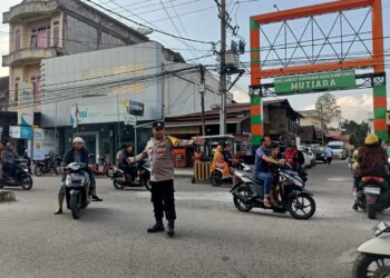 Personel Polres Bener Meriah Atur Lalu Lintas di Pasar Takjil Untuk Kelancaran Dan Keamanan Warga