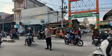 Personel Polres Bener Meriah Atur Lalu Lintas di Pasar Takjil Untuk Kelancaran Dan Keamanan Warga