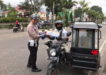 Minimalisir Laka, Satlantas Polres Aceh Tengah Sosialisasi Berlalulintas Disertai Pembagian Buku