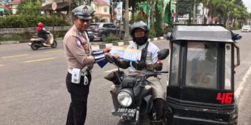 Minimalisir Laka, Satlantas Polres Aceh Tengah Sosialisasi Berlalulintas Disertai Pembagian Buku