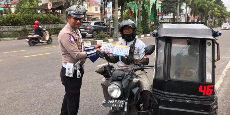 Minimalisir Laka, Satlantas Polres Aceh Tengah Sosialisasi Berlalulintas Disertai Pembagian Buku