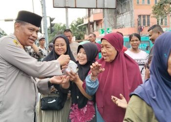 Polsek Patumbak Bagi Takjil Dengan Humanis Himbau Pengendara Tertib Berlalu Lintas