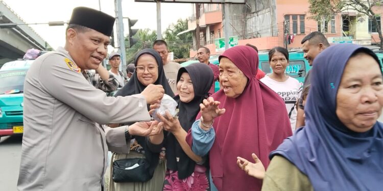 Polsek Patumbak Bagi Takjil Dengan Humanis Himbau Pengendara Tertib Berlalu Lintas