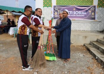 Polres Aceh Tamiang Bersihkan 13 Masjid Dalam Bakti Sosial Ramadan