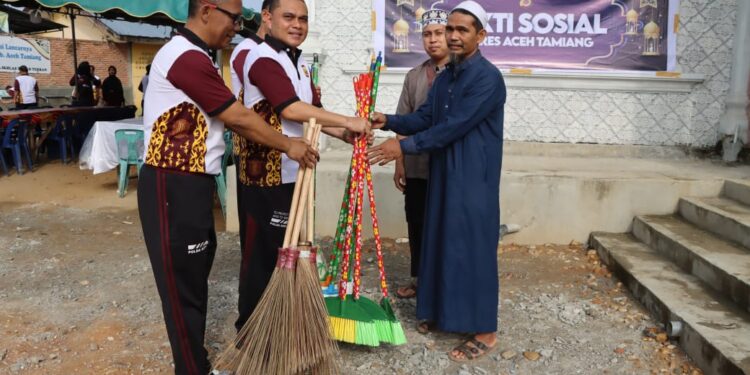 Polres Aceh Tamiang Bersihkan 13 Masjid Dalam Bakti Sosial Ramadan