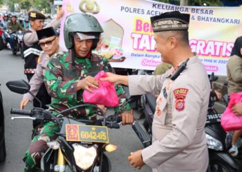 Ramadhan Berkah, Kapolres Bersama Ketua Bhayangkari Aceh Tengah Dan Mahasiswa Berbagi Takjil