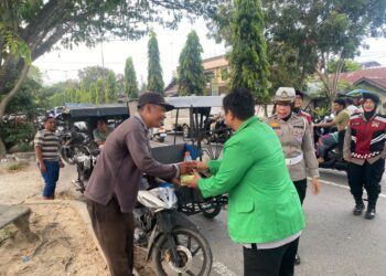 Polres Langsa Bersama Mahasiswa, Aliansi BEM Dan OKP Bagi Takjil Kepada Masyarakat Kurang Mampu