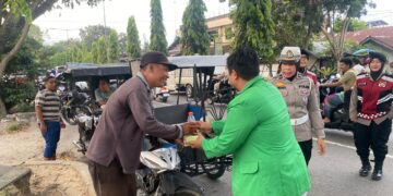 Polres Langsa Bersama Mahasiswa, Aliansi BEM Dan OKP Bagi Takjil Kepada Masyarakat Kurang Mampu