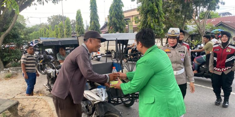 Polres Langsa Bersama Mahasiswa, Aliansi BEM Dan OKP Bagi Takjil Kepada Masyarakat Kurang Mampu