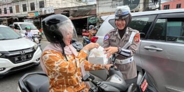 Personel Ditlantas Polda Aceh Bagikan Takjil Kepada Pengendara