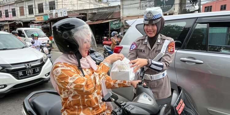Personel Ditlantas Polda Aceh Bagikan Takjil Kepada Pengendara