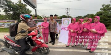 Kepedulian di Bulan Ramadan, Polsek Tambang Bagikan Takjil Gratis Kepada Pengguna Jalan
