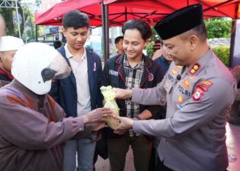 AKBP Restu Wijayanto S.I.K Bersama Mahasiswa Bagikan Takjil Kepada Masyarakat