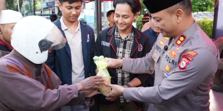 AKBP Restu Wijayanto S.I.K Bersama Mahasiswa Bagikan Takjil Kepada Masyarakat