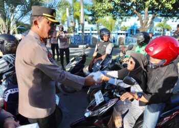 Pengguna Jalan Sambut Positif Pembagian Takjil Oleh Bidhumas Polda Aceh