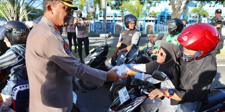 Pengguna Jalan Sambut Positif Pembagian Takjil Oleh Bidhumas Polda Aceh