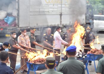 Bea Cukai Aceh Musnahkan Barang Impor Ilegal Berupa Bawang Merah dan Pakaian Bekas