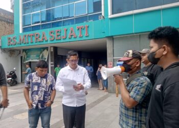 Puluhan Mahasiswa Aksi Demo Dan Blokade Jalan, RS Mitra Sejati Di Tutup, Diduga Kerap Lakukan Malapraktik
