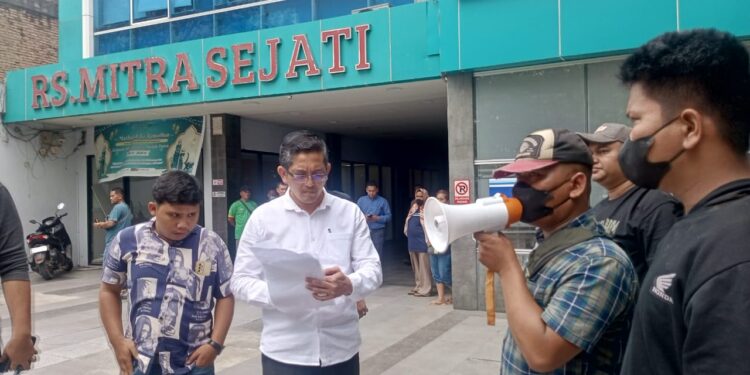 Puluhan Mahasiswa Aksi Demo Dan Blokade Jalan, RS Mitra Sejati Di Tutup, Diduga Kerap Lakukan Malapraktik