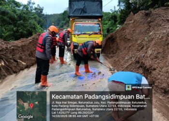 Personel Brimob Evakuasi Dan Bersihkan Material Longsor Di Padang Sidempuan