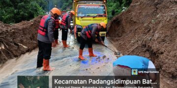 Personel Brimob Evakuasi Dan Bersihkan Material Longsor Di Padang Sidempuan