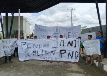 Gelar Aksi Damai, Warga Perumahan Cluster Elaeis Tagih Janji Depelover Penuhi PAM dan Bronjong