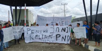 Gelar Aksi Damai, Warga Perumahan Cluster Elaeis Tagih Janji Depelover Penuhi PAM dan Bronjong