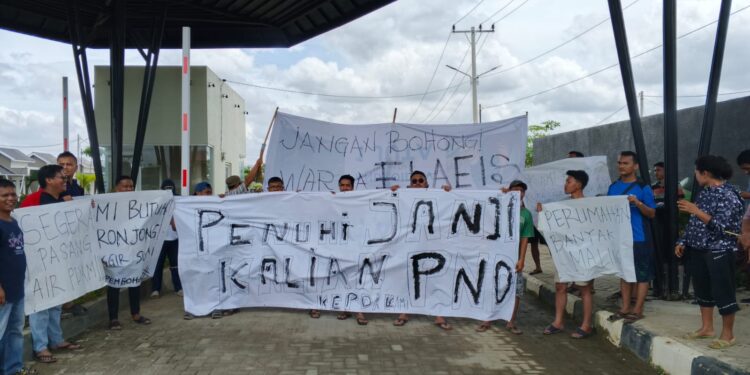 Gelar Aksi Damai, Warga Perumahan Cluster Elaeis Tagih Janji Depelover Penuhi PAM dan Bronjong