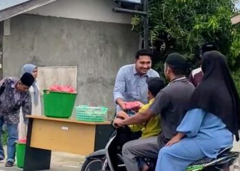 Jelang Buka Puasa, Pj Geuchik Gedubang Aceh Bagi Takjil Gratis