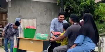 Jelang Buka Puasa, Pj Geuchik Gedubang Aceh Bagi Takjil Gratis