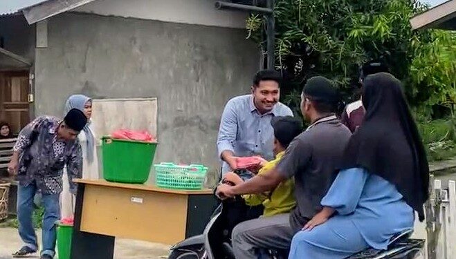 Jelang Buka Puasa, Pj Geuchik Gedubang Aceh Bagi Takjil Gratis
