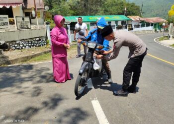 Kepedulian Dengan Sesama Di Bulan Ramadhan, Polsek Linge Dan Bhayangkari Bagikan Takjil Kepada Warga
