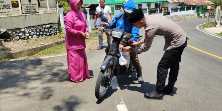 Kepedulian Dengan Sesama Di Bulan Ramadhan, Polsek Linge Dan Bhayangkari Bagikan Takjil Kepada Warga