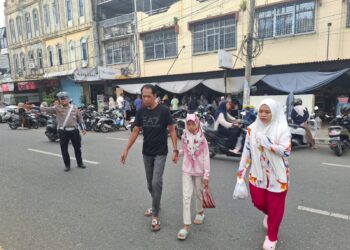 Personel Ditlantas Polda Aceh Atur Lalu Lintas Untuk Kenyamanan Masyarakat Cari Bekal Buka Puasa