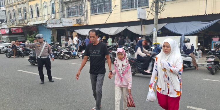 Personel Ditlantas Polda Aceh Atur Lalu Lintas Untuk Kenyamanan Masyarakat Cari Bekal Buka Puasa