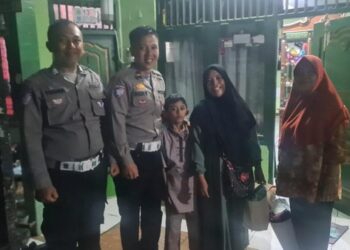 Aksi Mulia Polisi Bantu Ibu- Anak Kehabisan Tiket Bus Mudik