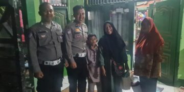 Aksi Mulia Polisi Bantu Ibu- Anak Kehabisan Tiket Bus Mudik