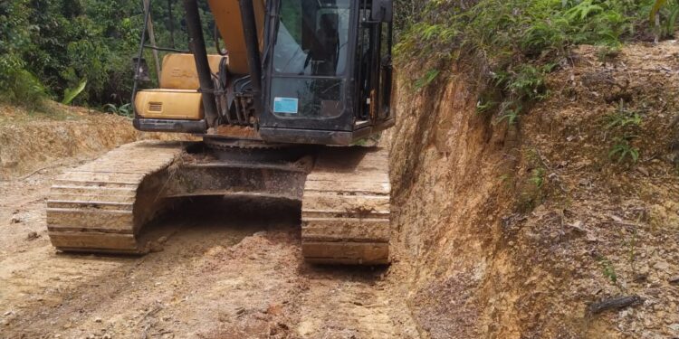 Belum Ada Izin Dari Pemerintah, Kades Dua Sepakat Diduga Buka Jalan Dalam Kawasan