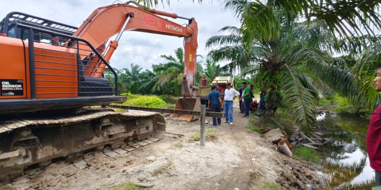 PT Jui Shin Indonesia Terduga Korban Mafia, Bangun Jalan 90 Jt, Masyarakat Gambus Laut Di Santuni, Acai Malah Portal Jalan