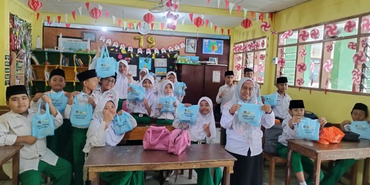 Dibawah Kelola Mabes Polri, SPPG Bagikan 3.417 Porsi MBG Ke Anak-anak Di Jaksel