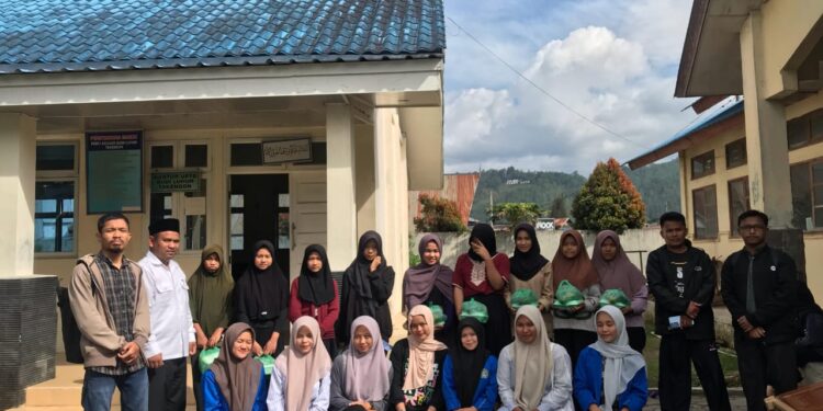 Mahasiswa PPKn UMMAH FIP Gelar Aksi Sosial Berbagi Takjil Dan Santuni Anak Yatim