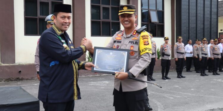Beri Pelayanan Prima Pengurusan SKCK, Polres Aceh Tengah Terima Penghargaan Dari Bupati