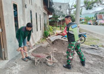 Bentuk Peduli, Babinsa Koramil 06/Jagong Bantu Warga Angkat Pasir Untuk Bangun Rumah