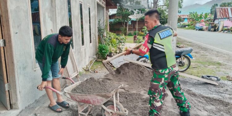 Bentuk Peduli, Babinsa Koramil 06/Jagong Bantu Warga Angkat Pasir Untuk Bangun Rumah