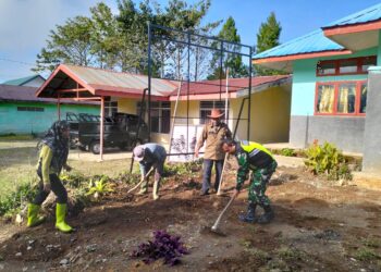 Babinsa Koramil Koramil 07/Atu Lintang Gelar Karya Bakti Bersihkan Kantor Desa