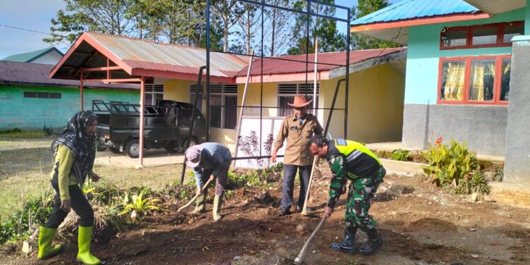 Babinsa Koramil Koramil 07/Atu Lintang Gelar Karya Bakti Bersihkan Kantor Desa